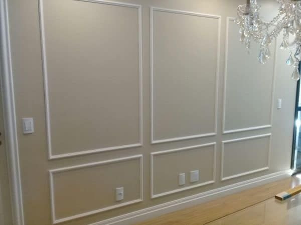 Boiserie em gesso na parede