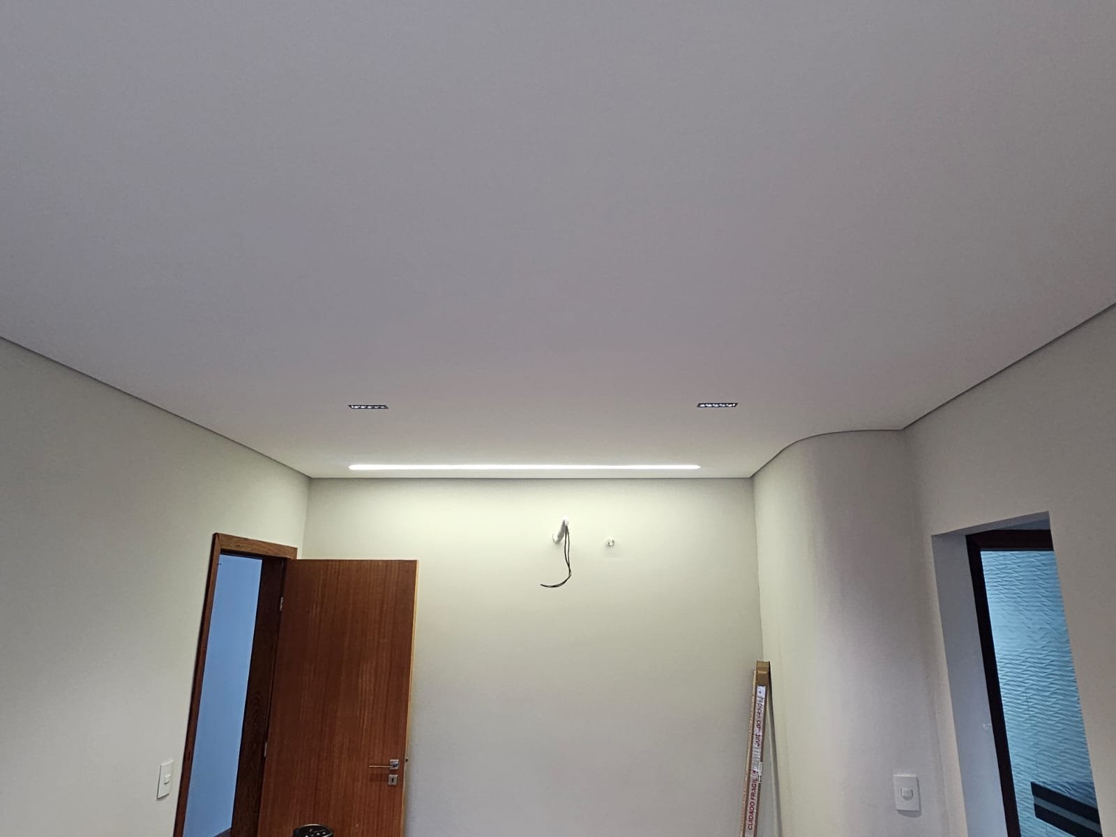 Gesso liso e acabamento de teto